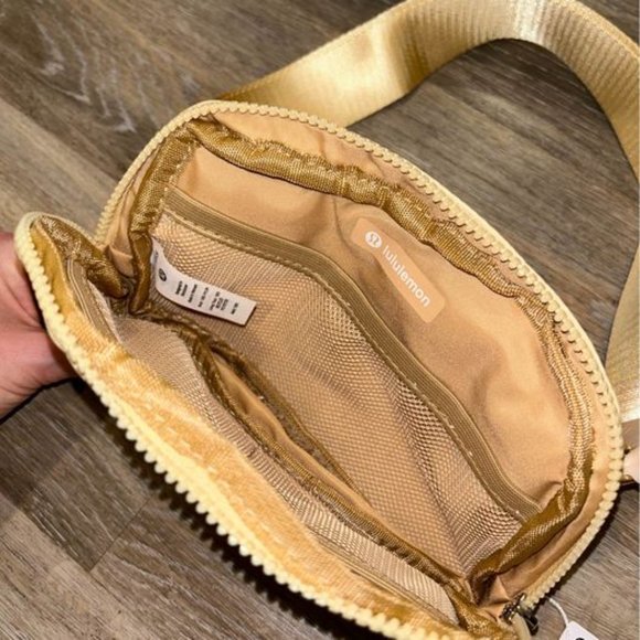 LULULEMON everywhere beltbag BNWT - Picture 2 of 3